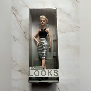 Barbie Signature Looks #8 Barbie Doll - Articulated Made To Move Body!